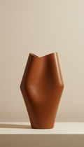 Vase sculptural en cuir marron